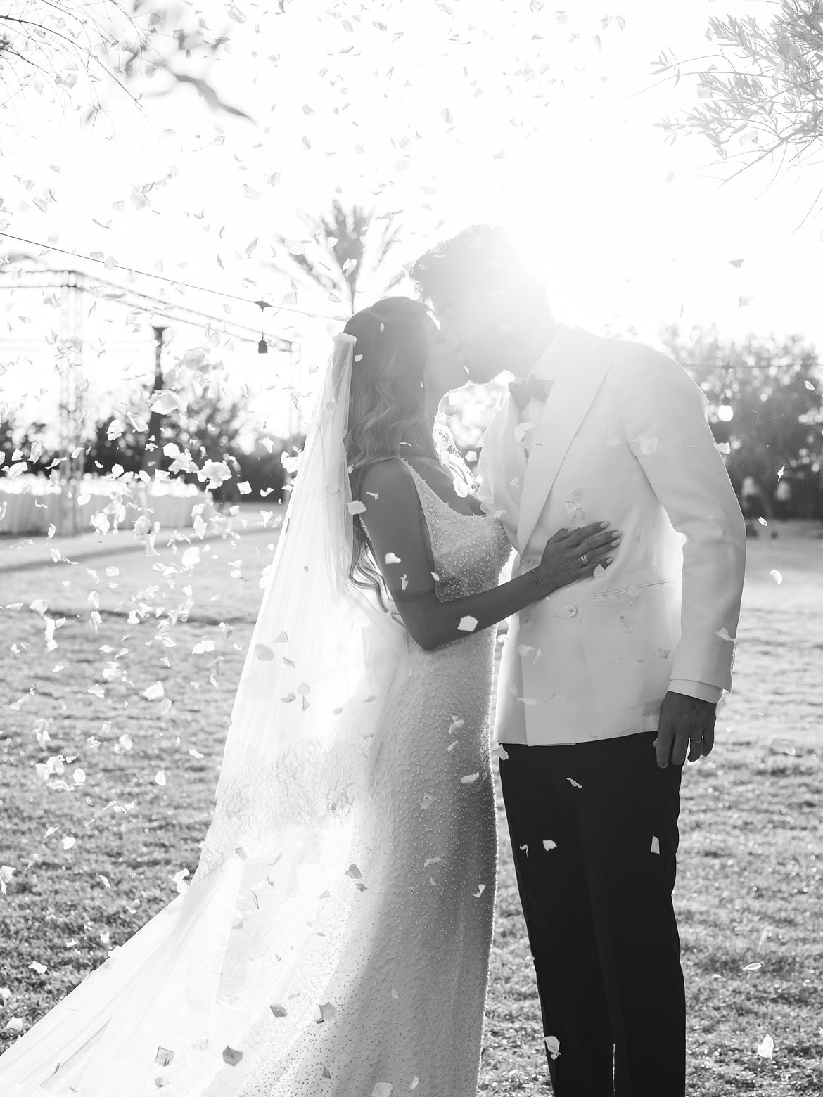 Instant de mariage, pétales dans la lumière